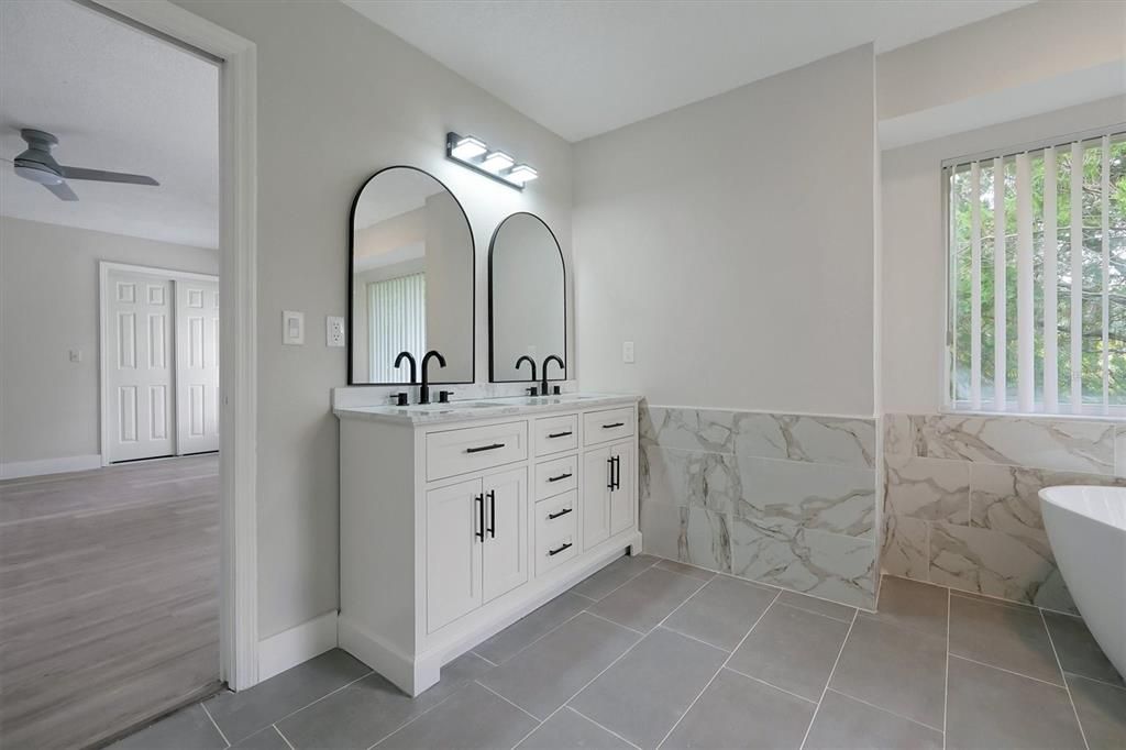 合同活跃: $449,900 (4 贝兹, 3 浴室, 2184 平方英尺)