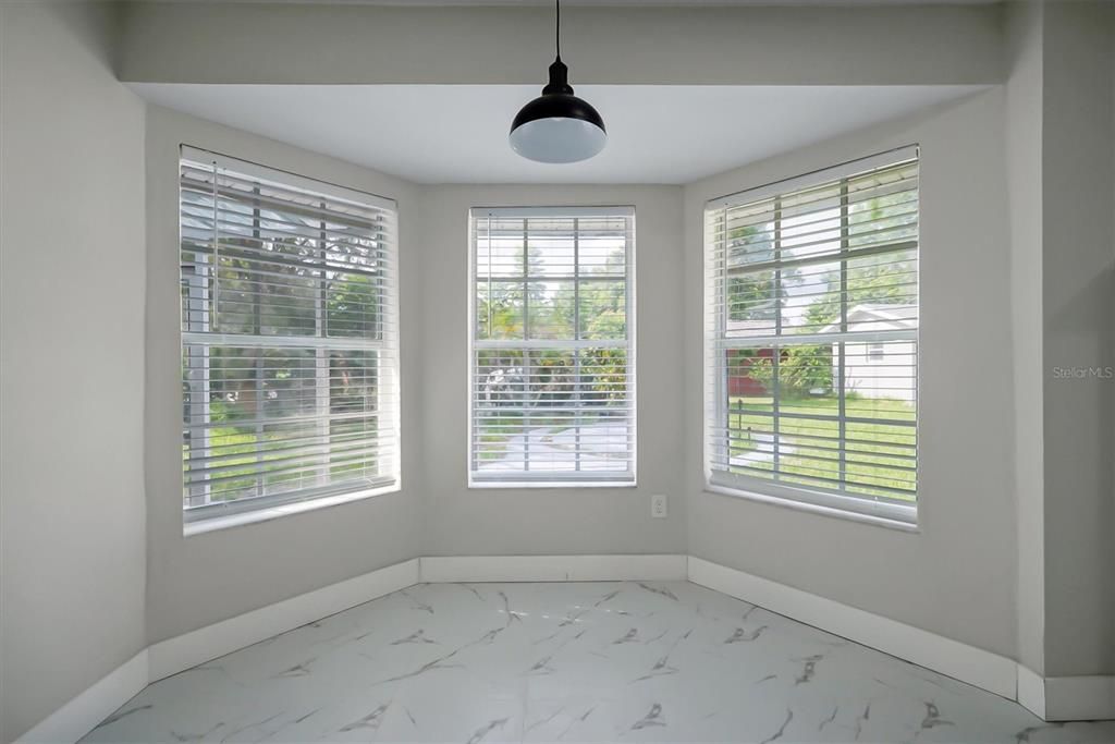 合同活跃: $449,900 (4 贝兹, 3 浴室, 2184 平方英尺)