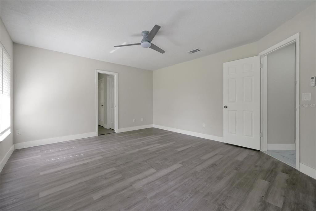 合同活跃: $449,900 (4 贝兹, 3 浴室, 2184 平方英尺)