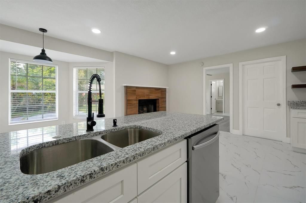 合同活跃: $449,900 (4 贝兹, 3 浴室, 2184 平方英尺)