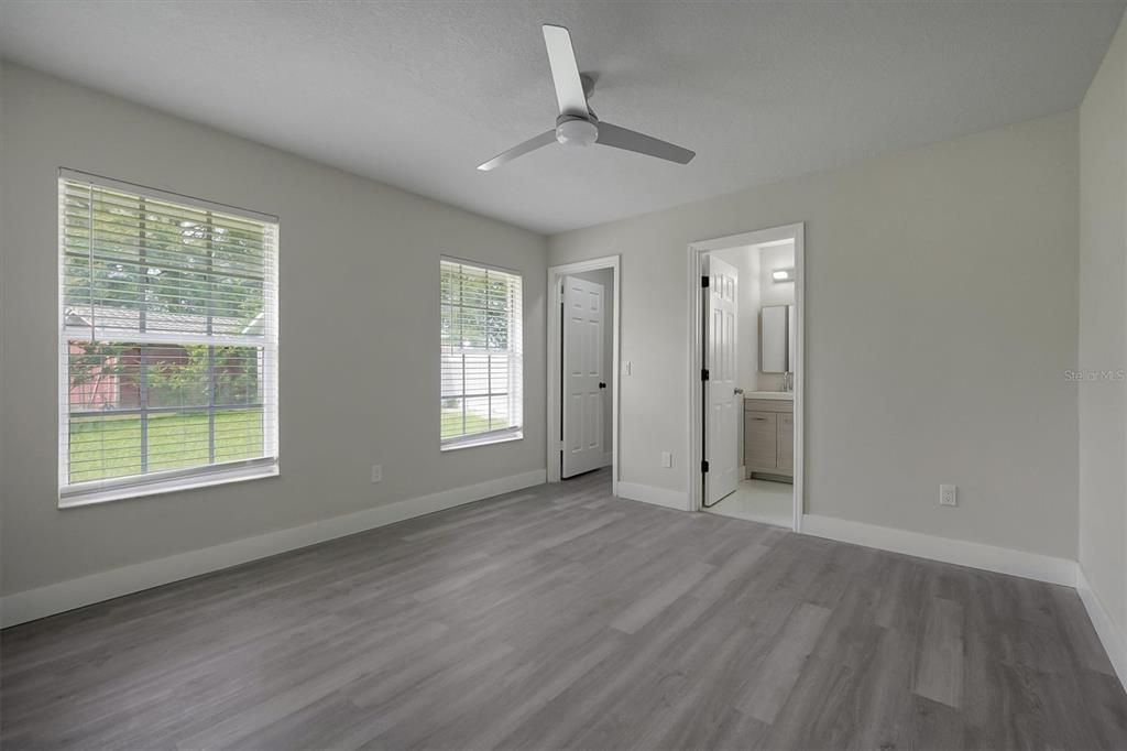 合同活跃: $449,900 (4 贝兹, 3 浴室, 2184 平方英尺)