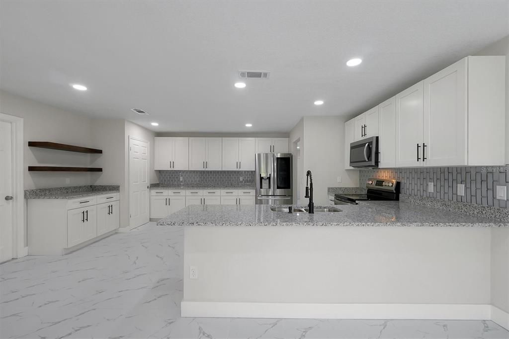 合同活跃: $449,900 (4 贝兹, 3 浴室, 2184 平方英尺)