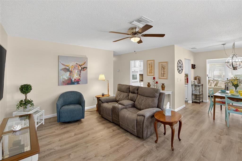 合同活跃: $139,900 (2 贝兹, 2 浴室, 984 平方英尺)