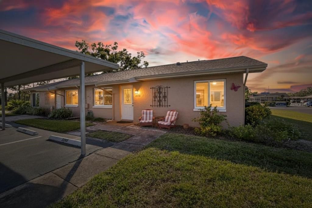 合同活跃: $139,900 (2 贝兹, 2 浴室, 984 平方英尺)