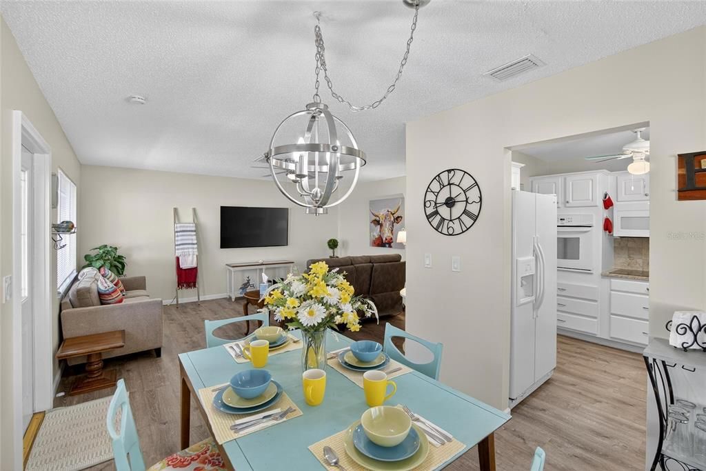 合同活跃: $139,900 (2 贝兹, 2 浴室, 984 平方英尺)