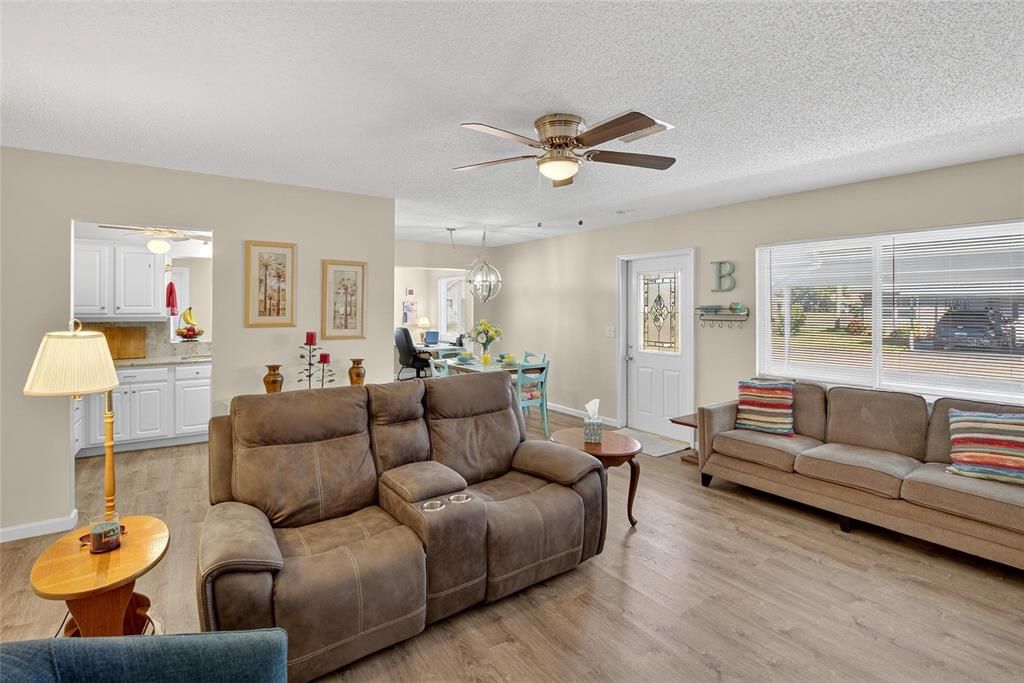 合同活跃: $139,900 (2 贝兹, 2 浴室, 984 平方英尺)