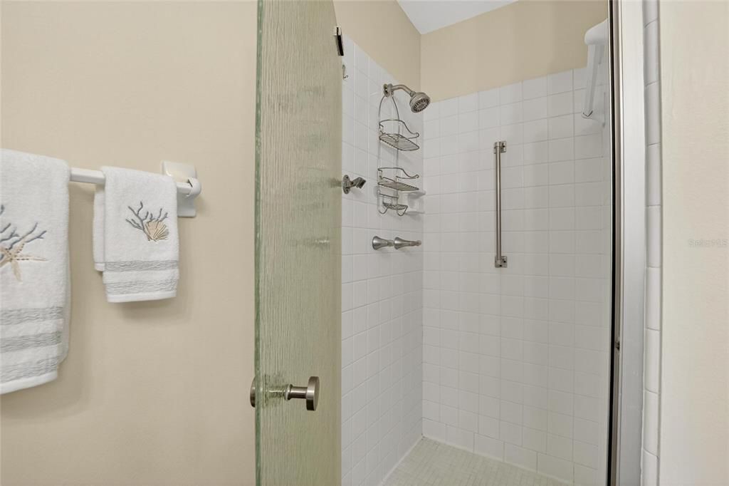 合同活跃: $139,900 (2 贝兹, 2 浴室, 984 平方英尺)