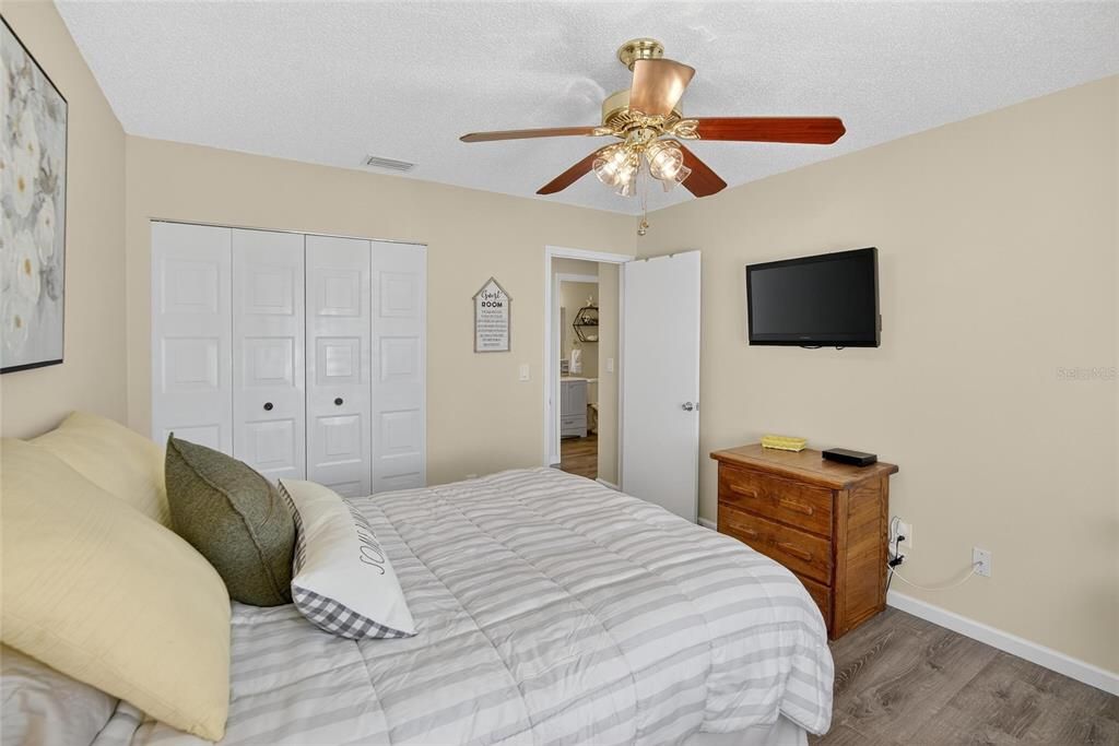 合同活跃: $139,900 (2 贝兹, 2 浴室, 984 平方英尺)