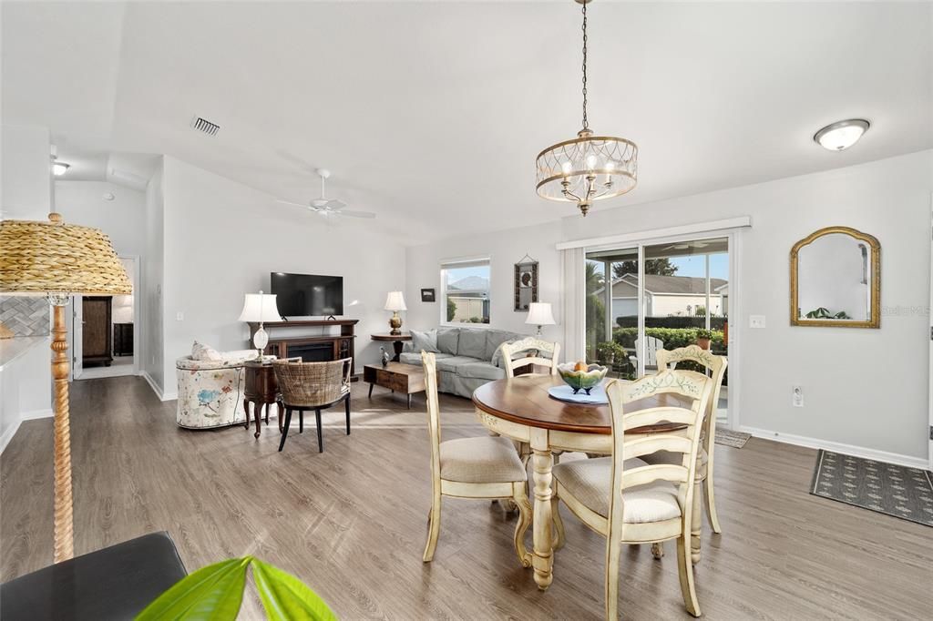 Active With Contract: $298,000 (2 beds, 2 baths, 1156 Square Feet)