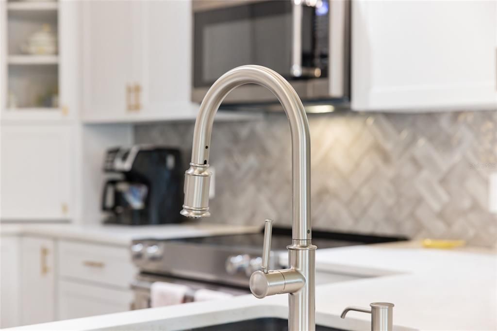 Active With Contract: $298,000 (2 beds, 2 baths, 1156 Square Feet)