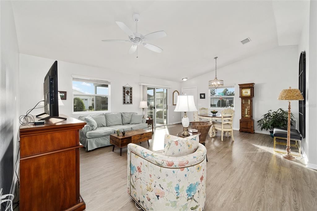 Active With Contract: $298,000 (2 beds, 2 baths, 1156 Square Feet)