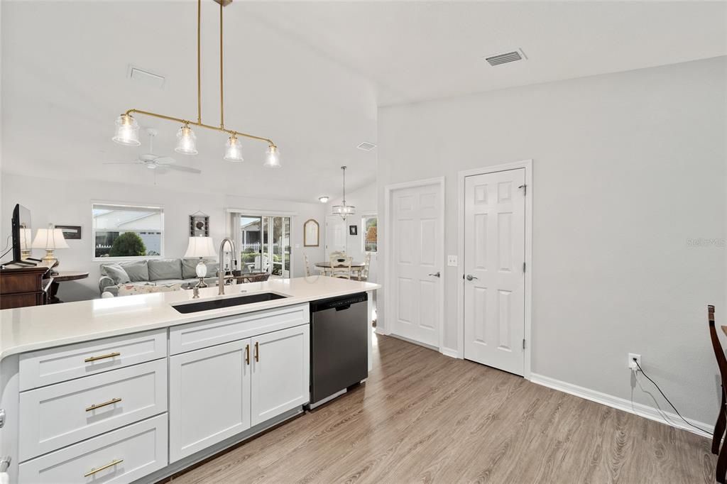 Active With Contract: $298,000 (2 beds, 2 baths, 1156 Square Feet)