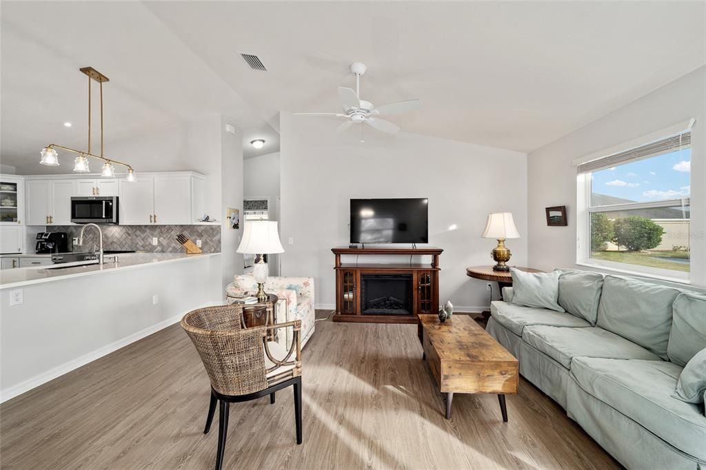 Active With Contract: $298,000 (2 beds, 2 baths, 1156 Square Feet)