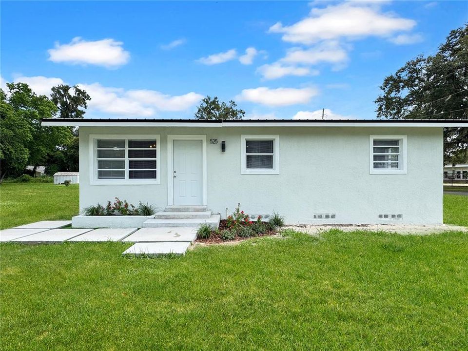 Recently Rented: $1,800 (3 beds, 2 baths, 864 Square Feet)