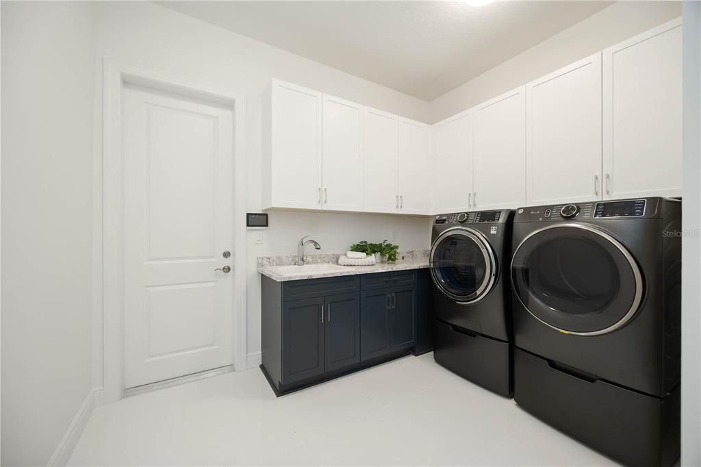 Active With Contract: $1,095,000 (3 beds, 3 baths, 3000 Square Feet)