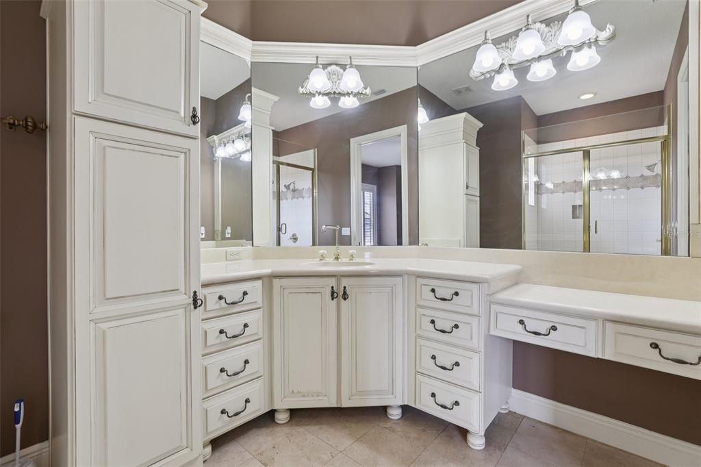 合同活跃: $1,369,000 (5 贝兹, 4 浴室, 5632 平方英尺)