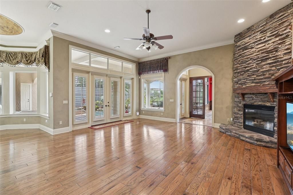 合同活跃: $1,369,000 (5 贝兹, 4 浴室, 5632 平方英尺)