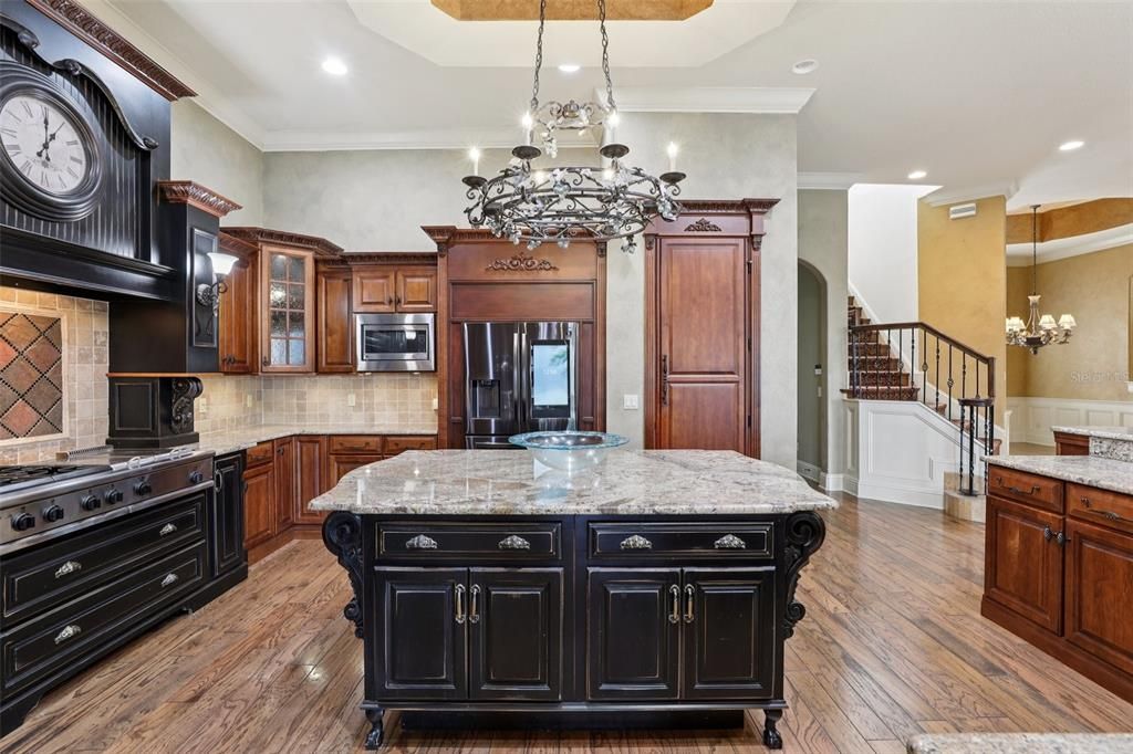 合同活跃: $1,369,000 (5 贝兹, 4 浴室, 5632 平方英尺)