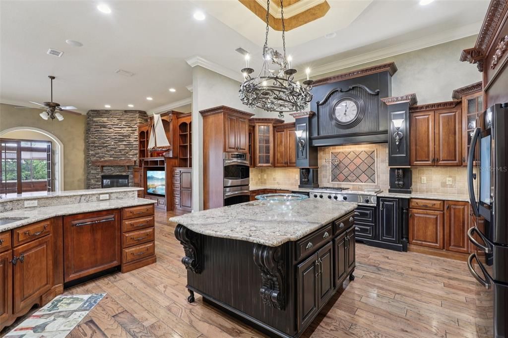 合同活跃: $1,369,000 (5 贝兹, 4 浴室, 5632 平方英尺)