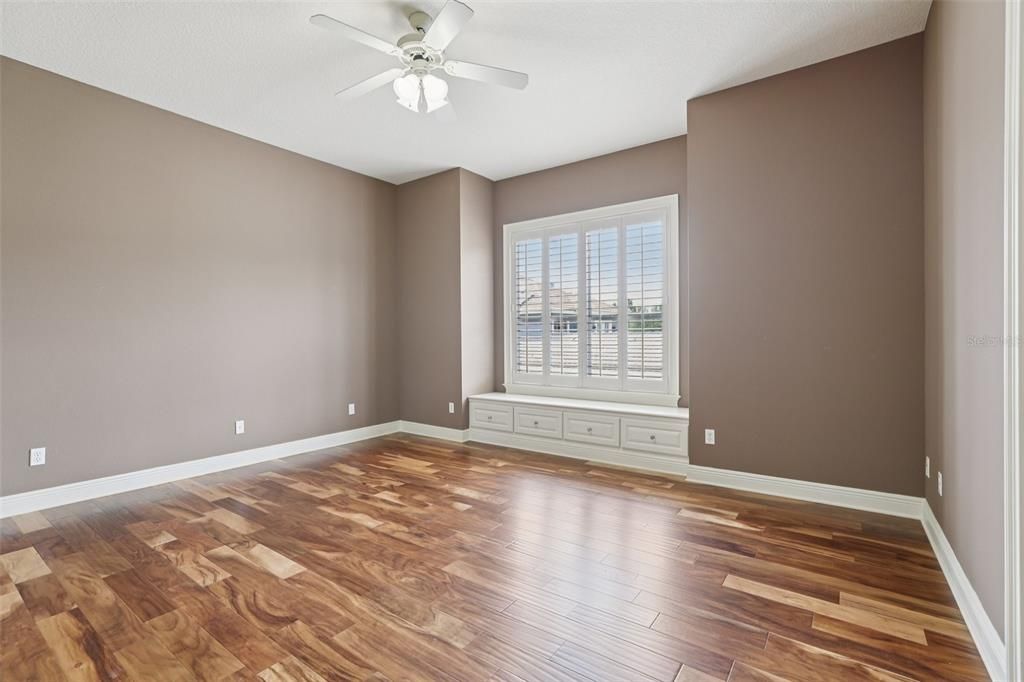 合同活跃: $1,369,000 (5 贝兹, 4 浴室, 5632 平方英尺)