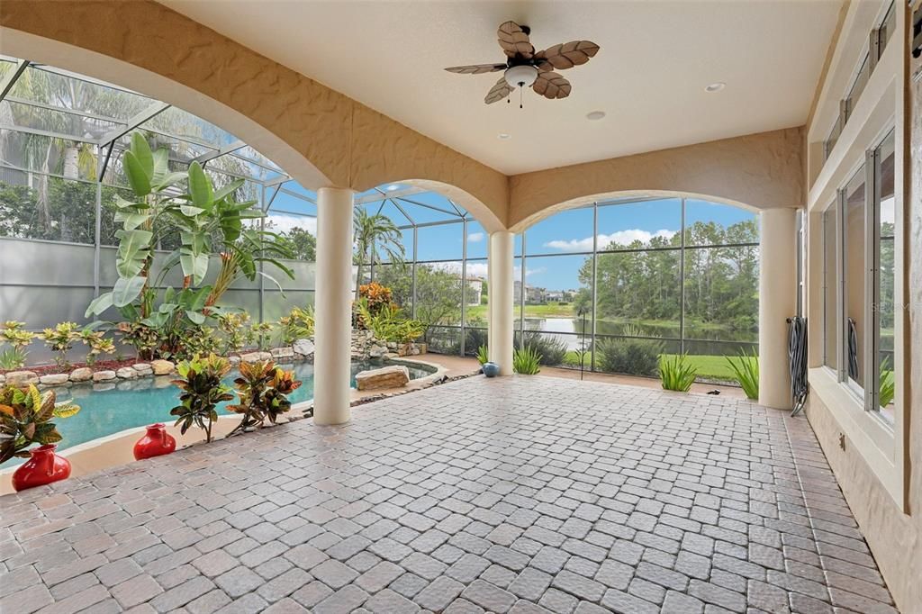 合同活跃: $1,369,000 (5 贝兹, 4 浴室, 5632 平方英尺)