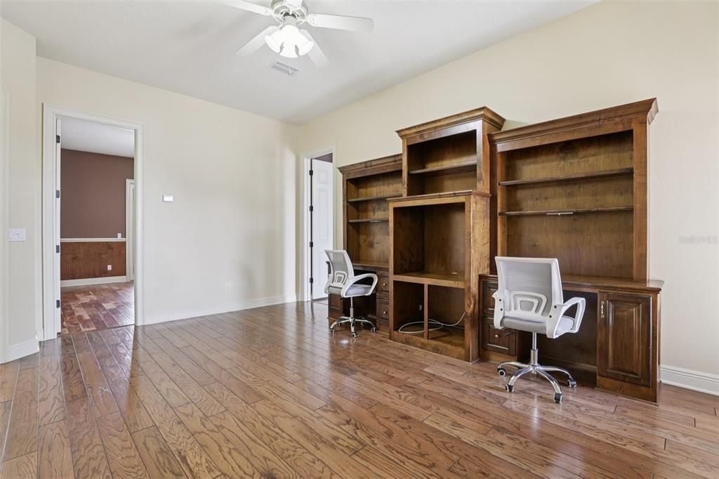 合同活跃: $1,369,000 (5 贝兹, 4 浴室, 5632 平方英尺)