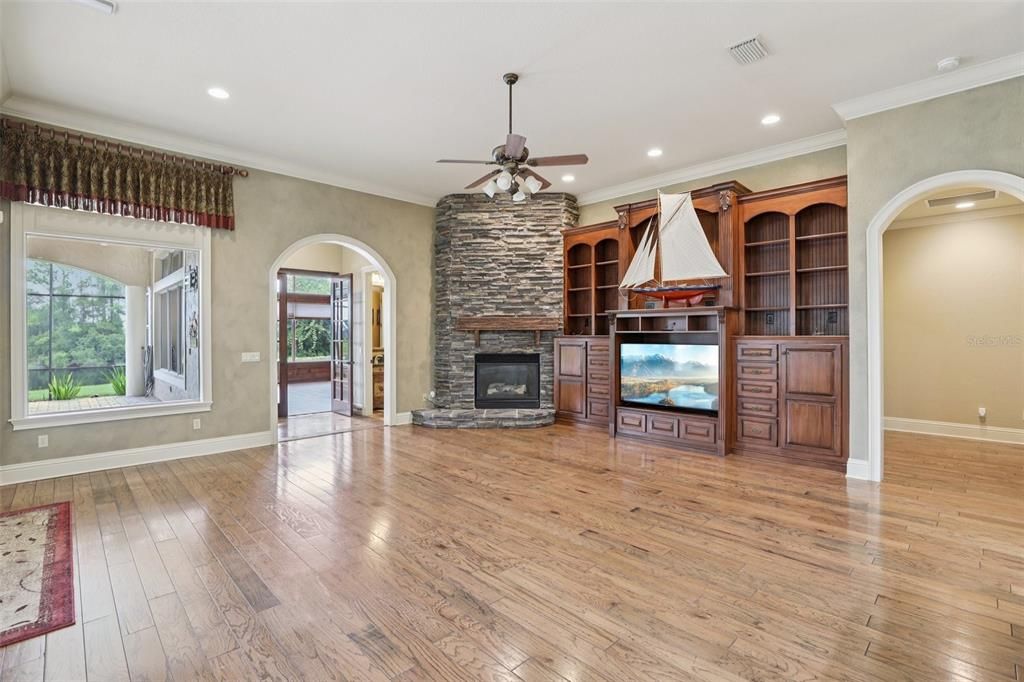 合同活跃: $1,369,000 (5 贝兹, 4 浴室, 5632 平方英尺)