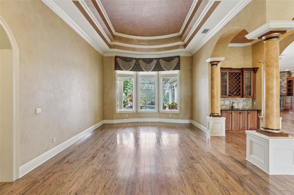 合同活跃: $1,369,000 (5 贝兹, 4 浴室, 5632 平方英尺)