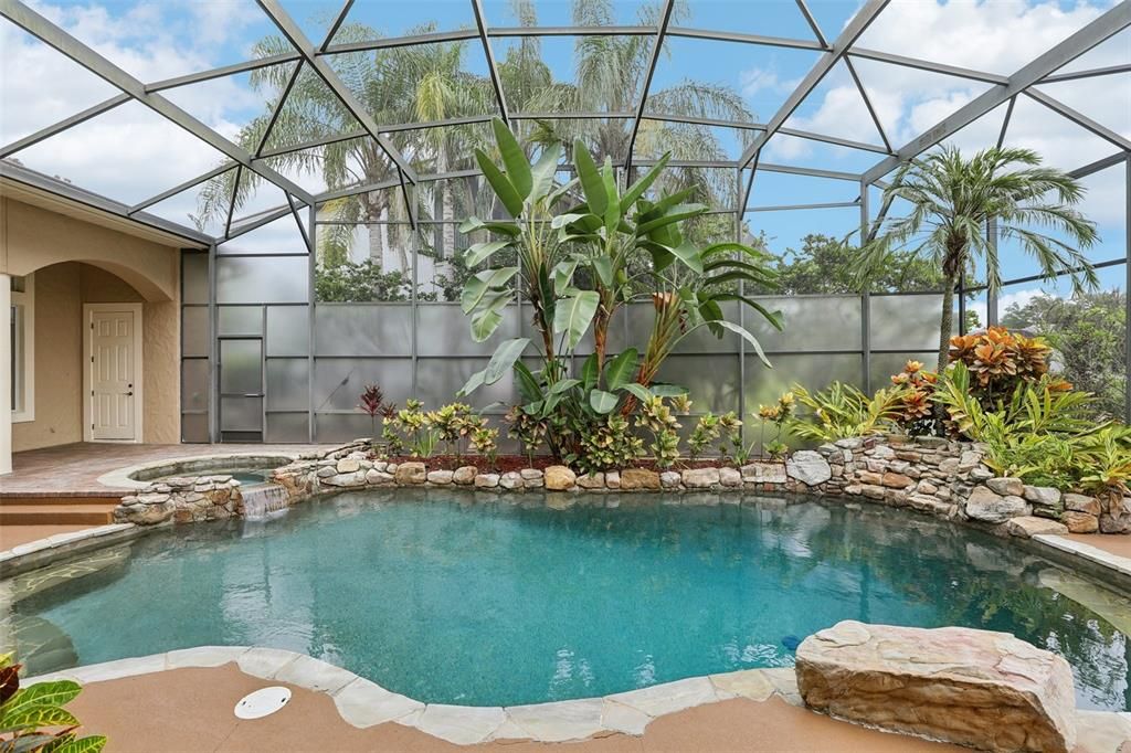 合同活跃: $1,369,000 (5 贝兹, 4 浴室, 5632 平方英尺)