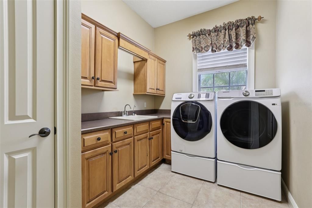 合同活跃: $1,369,000 (5 贝兹, 4 浴室, 5632 平方英尺)