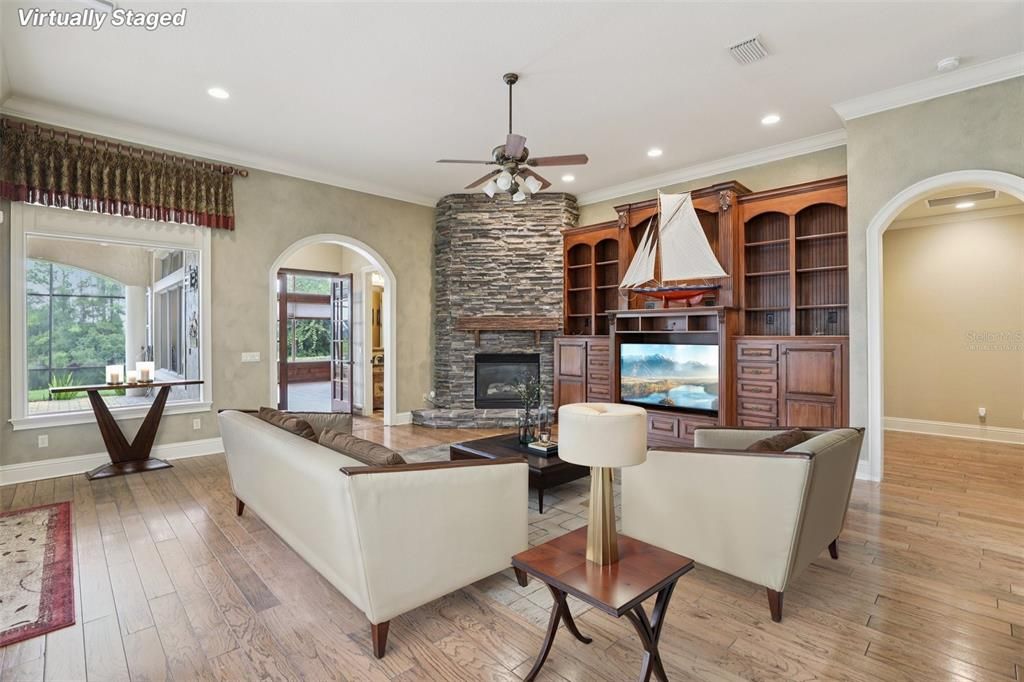 合同活跃: $1,369,000 (5 贝兹, 4 浴室, 5632 平方英尺)