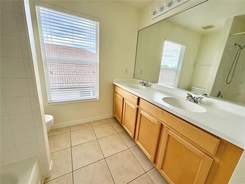 Под контрактом: $2,395 (3 спален, 2 ванн, 1980 Квадратных фут)