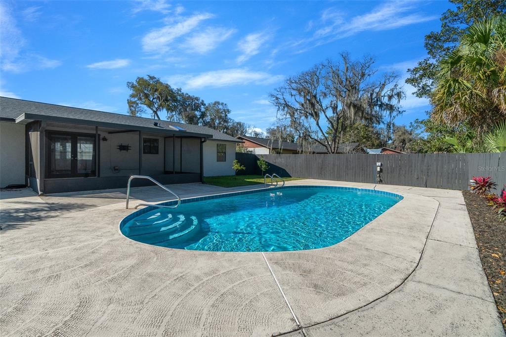 合同活跃: $299,900 (3 贝兹, 2 浴室, 1530 平方英尺)