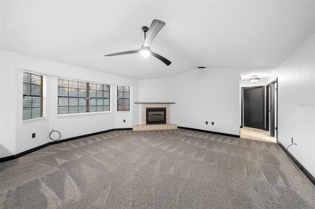 合同活跃: $299,900 (3 贝兹, 2 浴室, 1530 平方英尺)