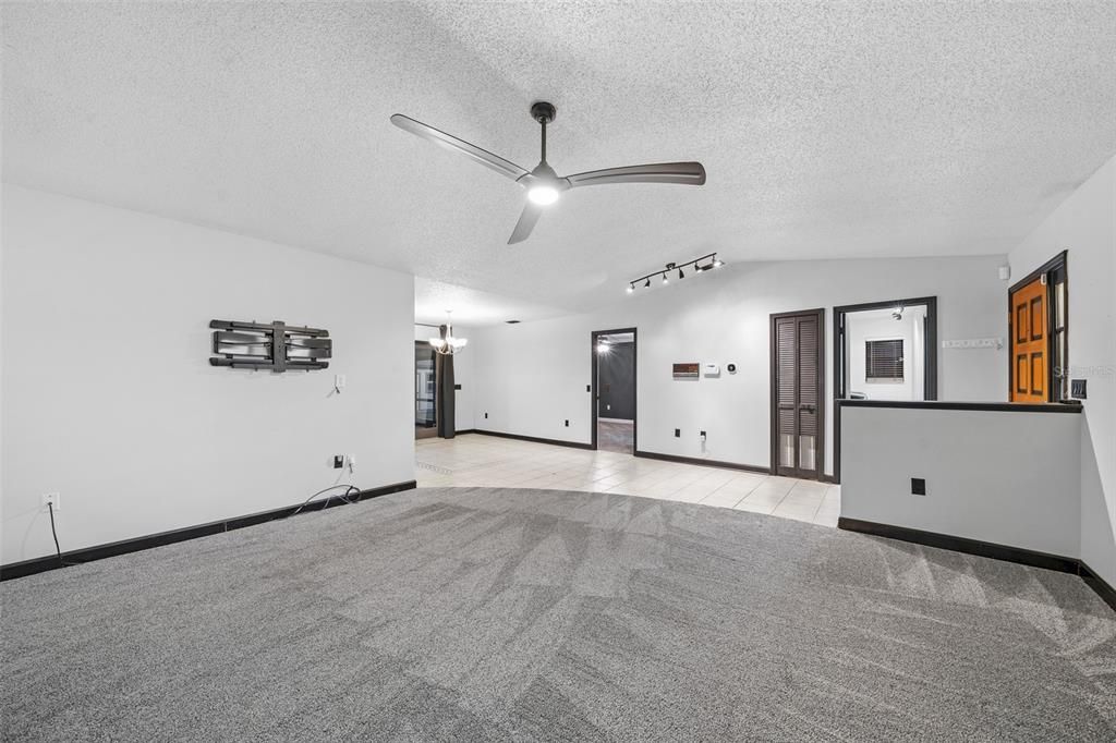 合同活跃: $299,900 (3 贝兹, 2 浴室, 1530 平方英尺)