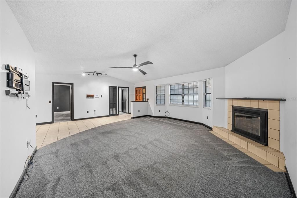 合同活跃: $299,900 (3 贝兹, 2 浴室, 1530 平方英尺)