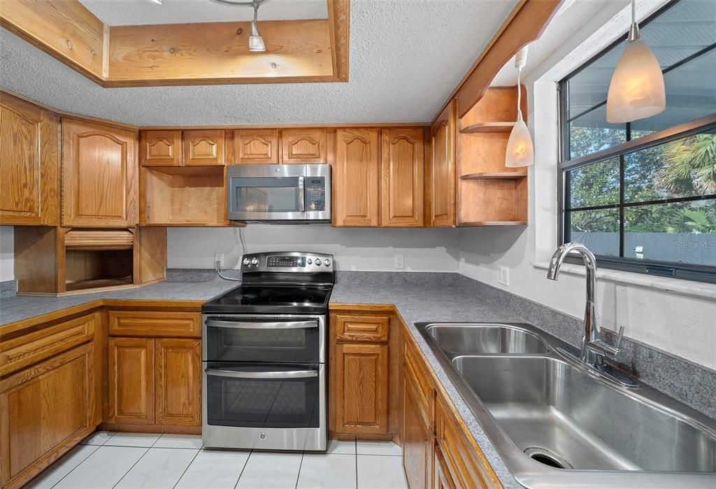 合同活跃: $299,900 (3 贝兹, 2 浴室, 1530 平方英尺)