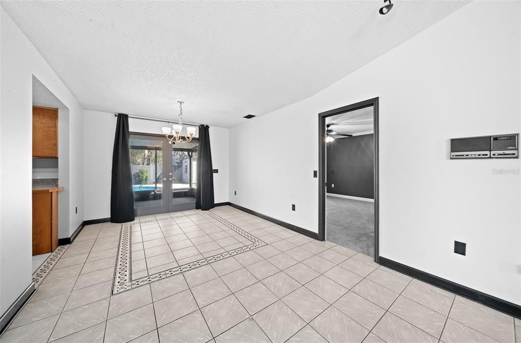 合同活跃: $299,900 (3 贝兹, 2 浴室, 1530 平方英尺)