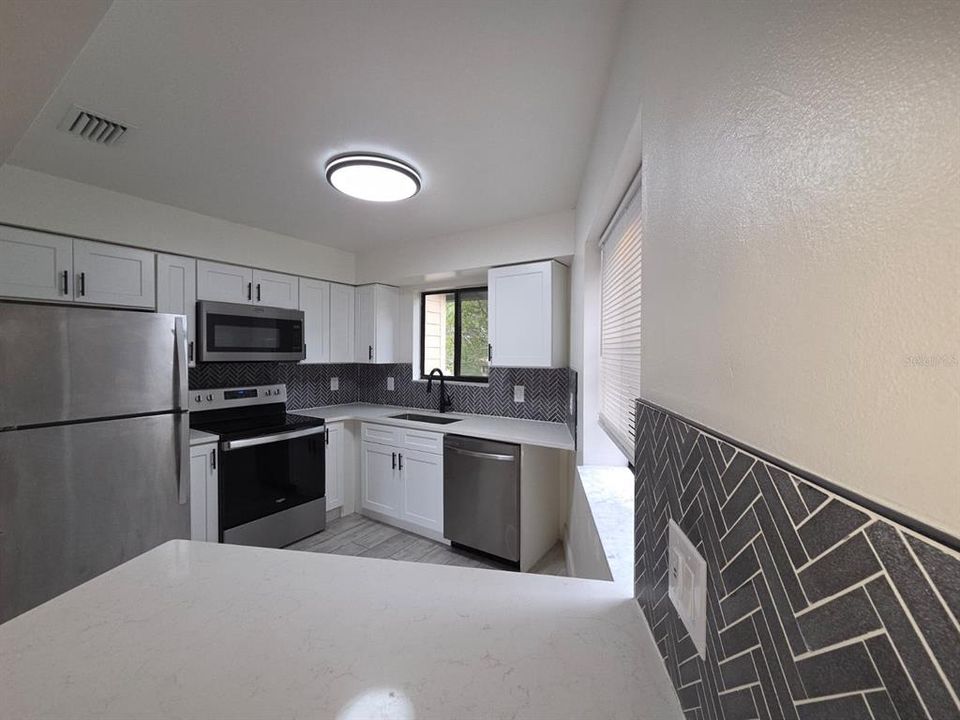 Active With Contract: $1,500 (2 beds, 2 baths, 938 Square Feet)