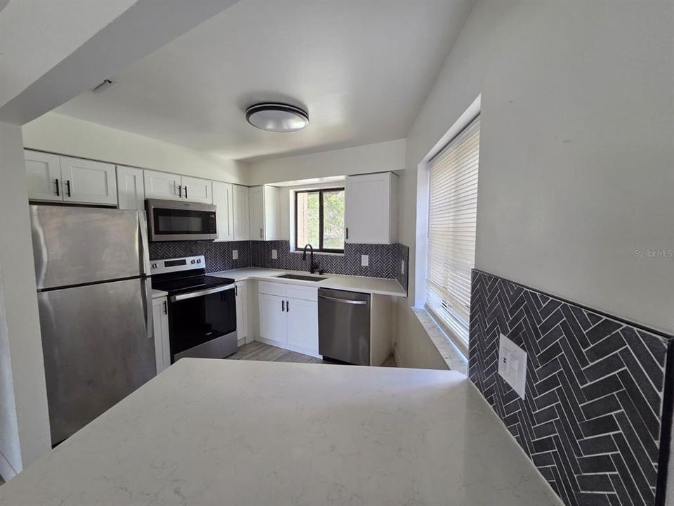 Active With Contract: $1,500 (2 beds, 2 baths, 938 Square Feet)