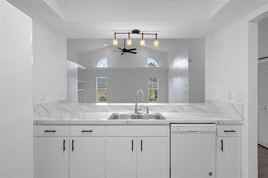 待售: $434,345 (3 贝兹, 2 浴室, 2303 平方英尺)