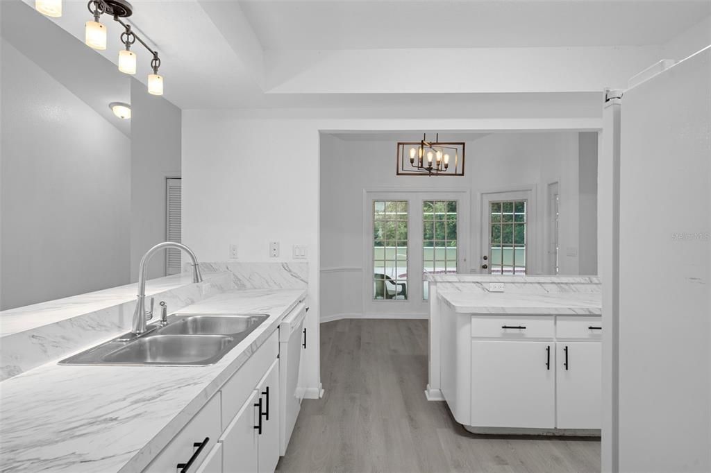 待售: $434,345 (3 贝兹, 2 浴室, 2303 平方英尺)