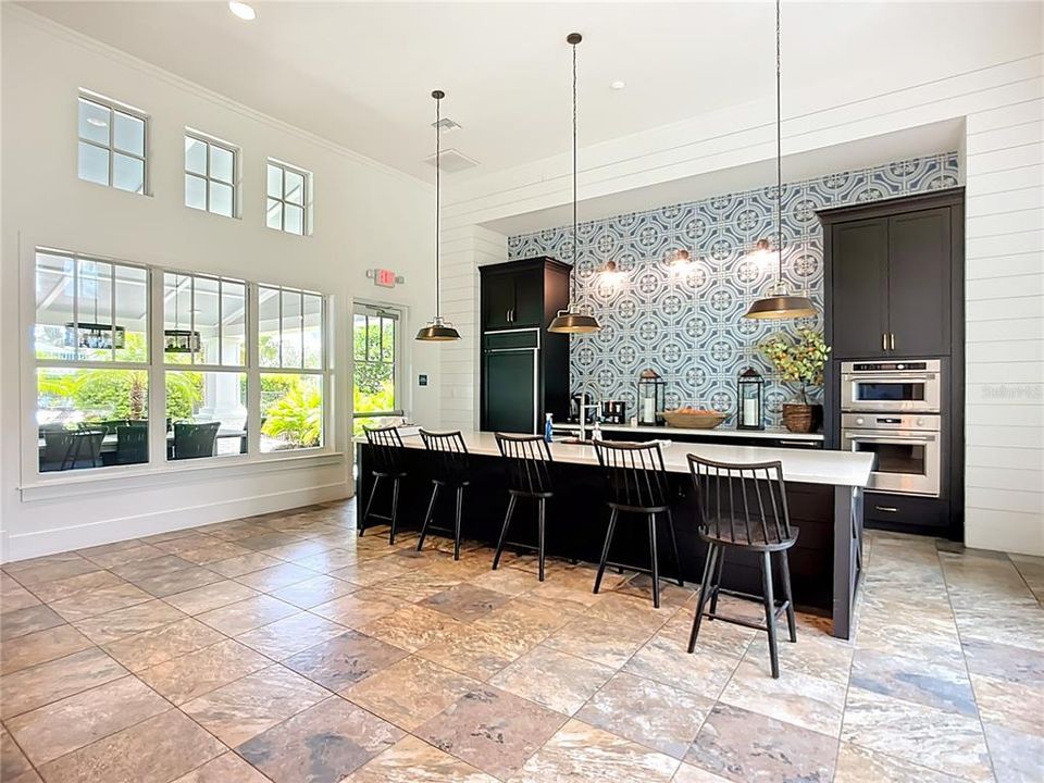 合同活跃: $599,900 (4 贝兹, 2 浴室, 2425 平方英尺)