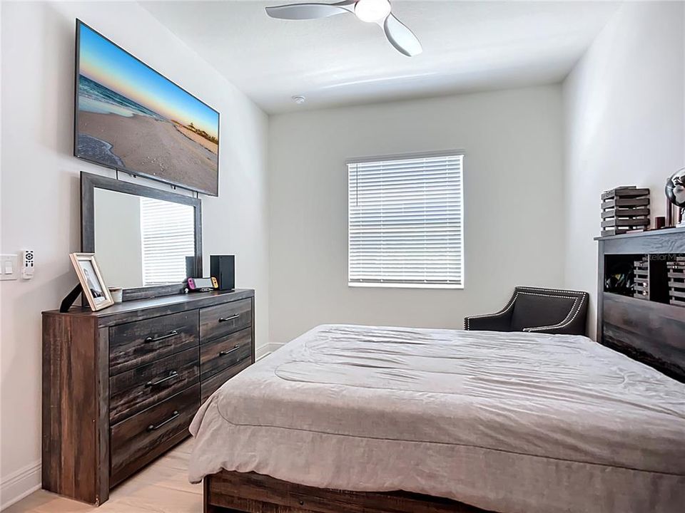 合同活跃: $599,900 (4 贝兹, 2 浴室, 2425 平方英尺)