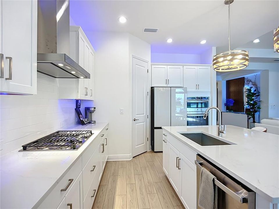 合同活跃: $599,900 (4 贝兹, 2 浴室, 2425 平方英尺)