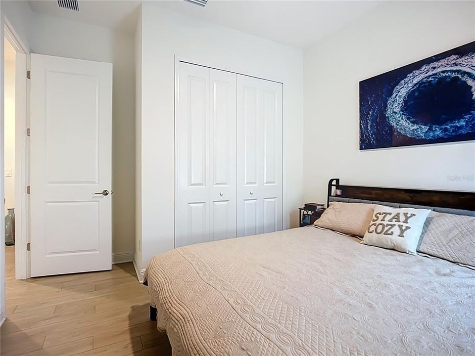 合同活跃: $599,900 (4 贝兹, 2 浴室, 2425 平方英尺)