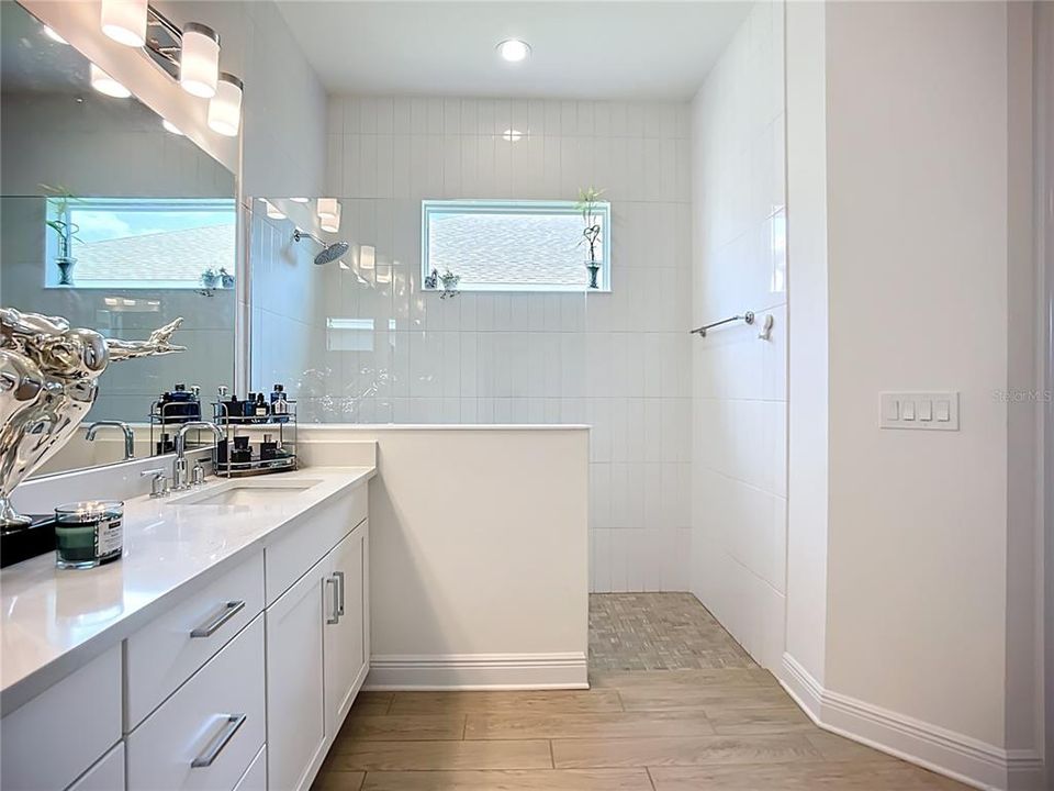 合同活跃: $599,900 (4 贝兹, 2 浴室, 2425 平方英尺)