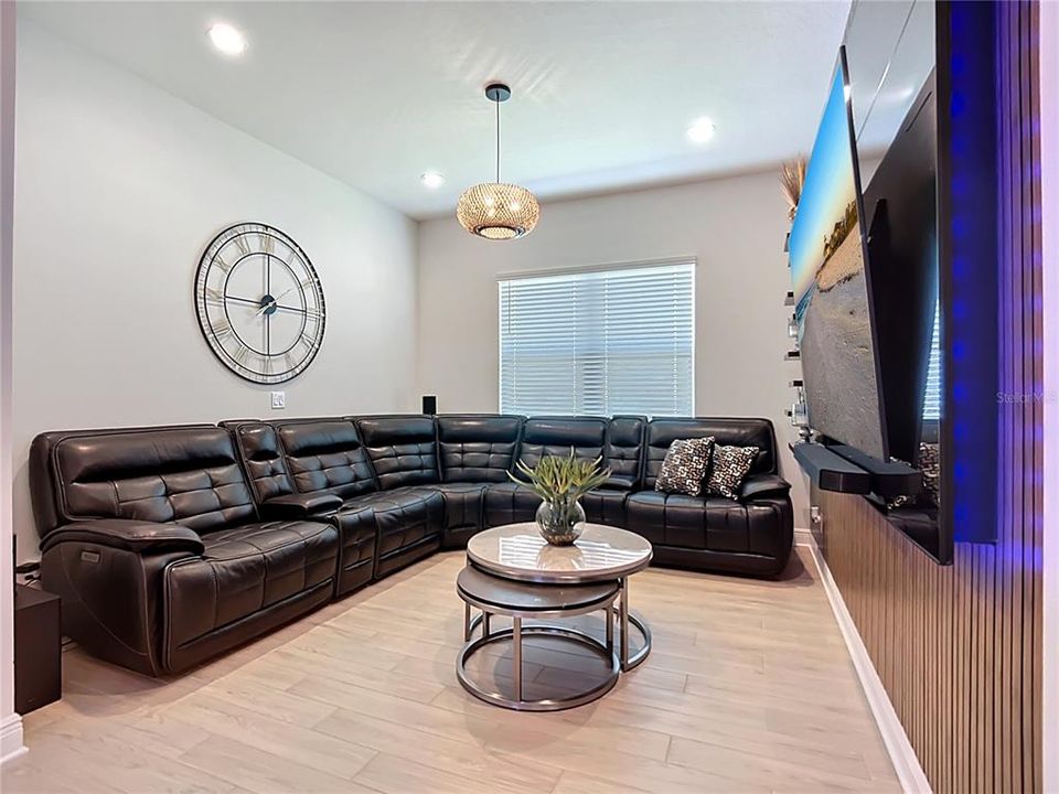 合同活跃: $599,900 (4 贝兹, 2 浴室, 2425 平方英尺)