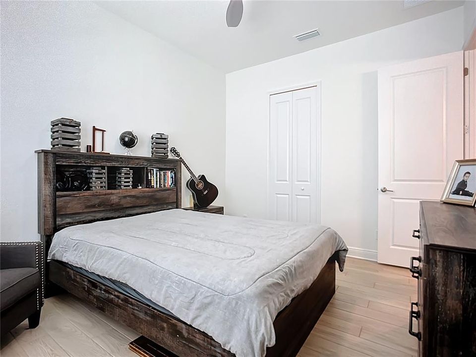 合同活跃: $599,900 (4 贝兹, 2 浴室, 2425 平方英尺)