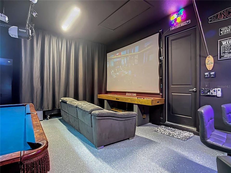 合同活跃: $599,900 (4 贝兹, 2 浴室, 2425 平方英尺)